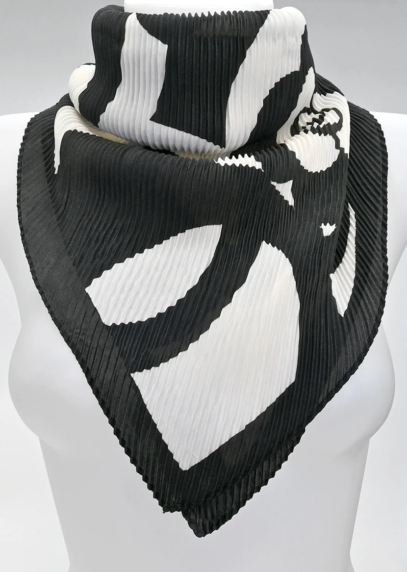 Foulard carré plissé motif géométrique noir et blanc - Chic au toucher soie