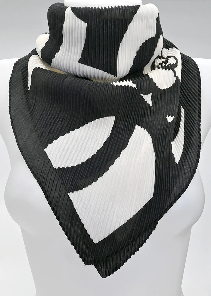 Foulard carré plissé motif géométrique noir et blanc - Chic au toucher soie