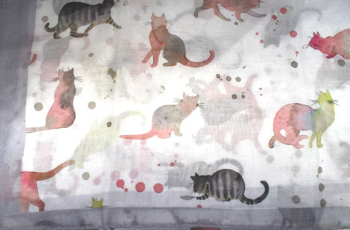 Foulard long à imprimé de chats – tons gris doux