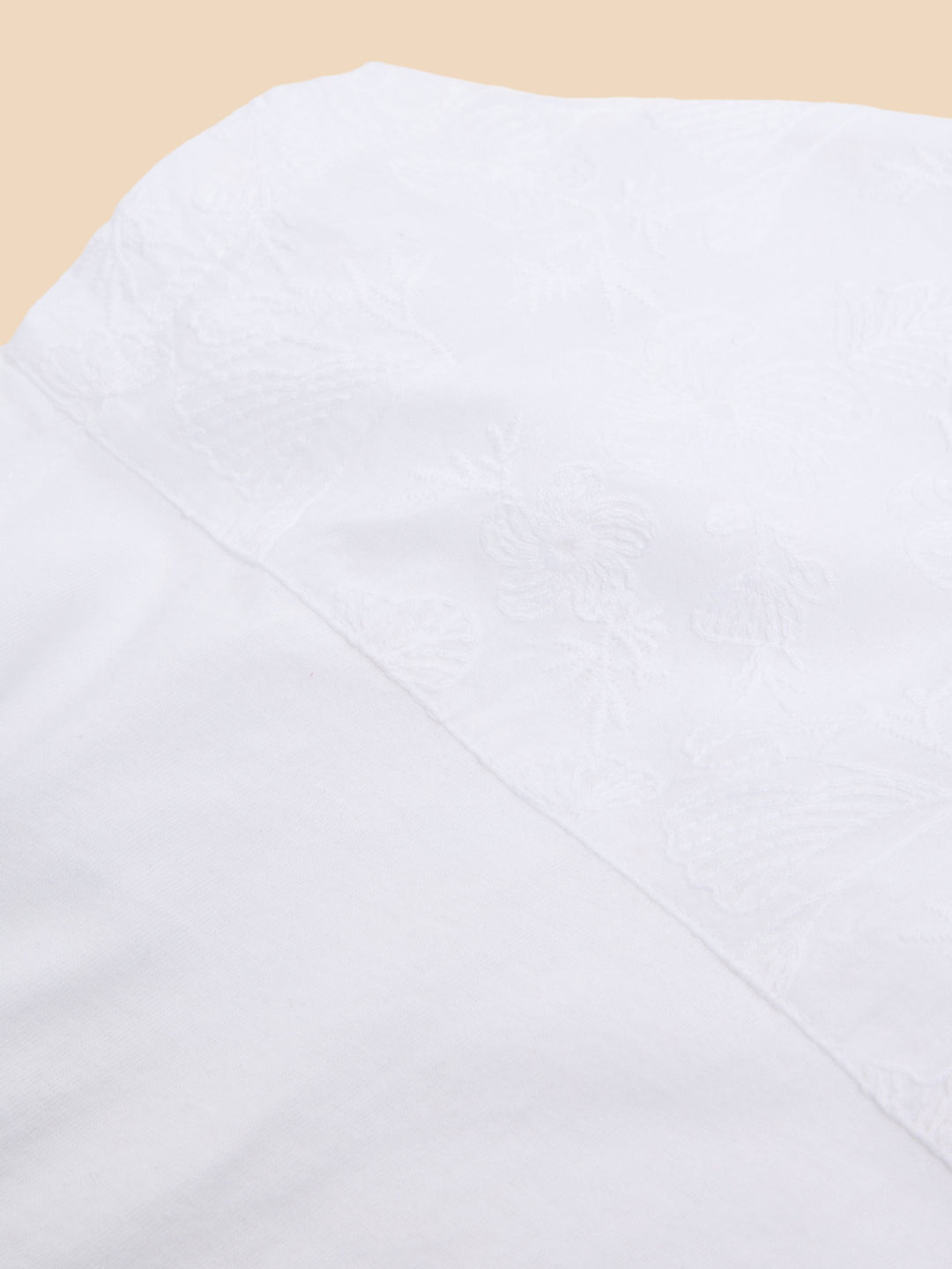T-shirt blanc avec broderie au col