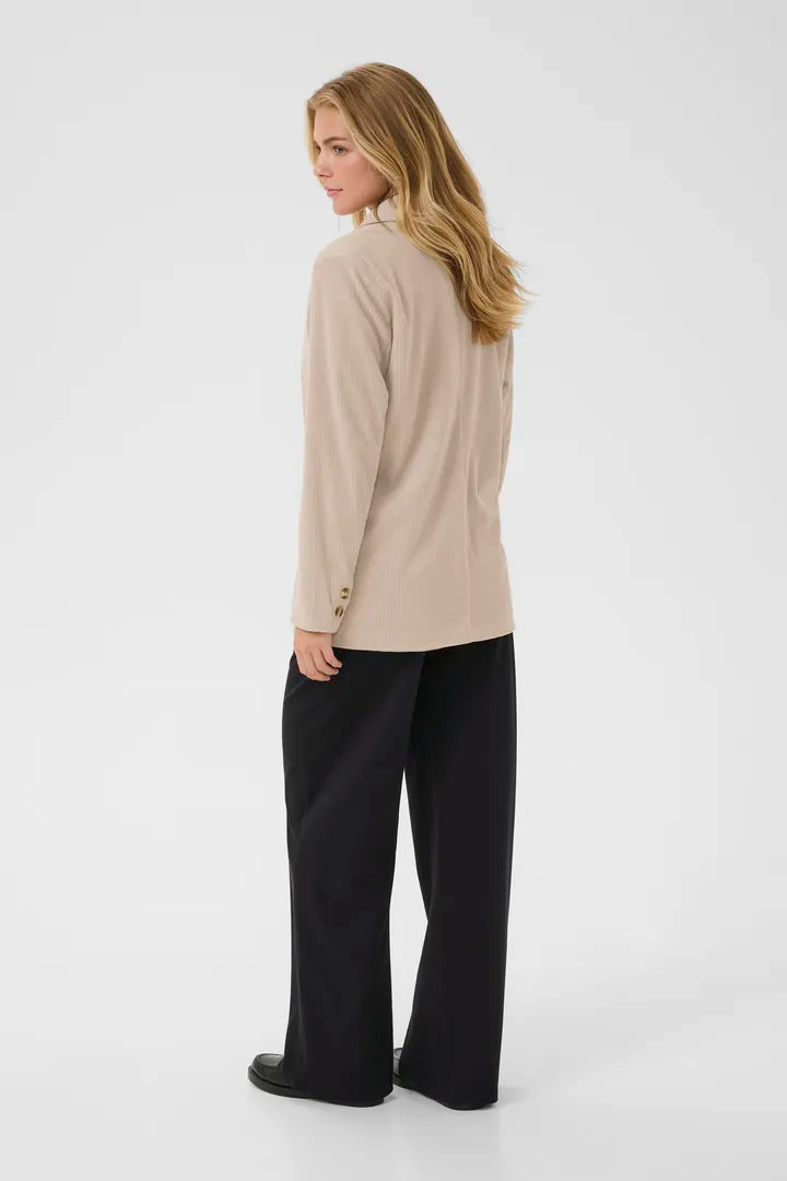 Veston en velours côtelé texturé, dans deux tons chaleureux Kanna