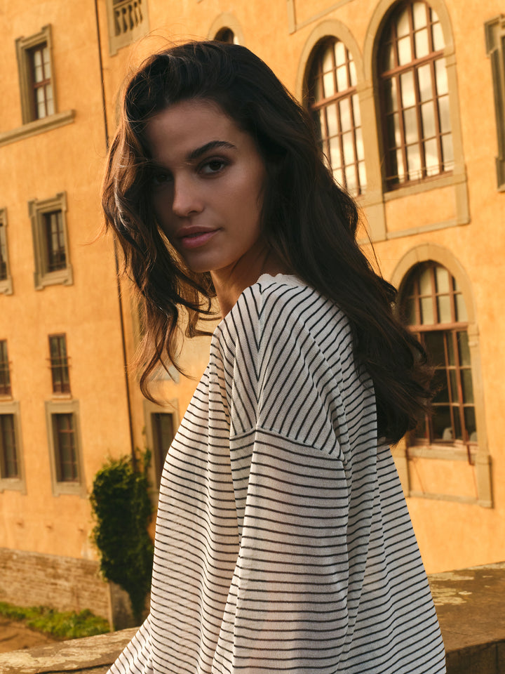 Haut en maille fine rayée - Avec coupe surdimensionnée et fini semi-transparent