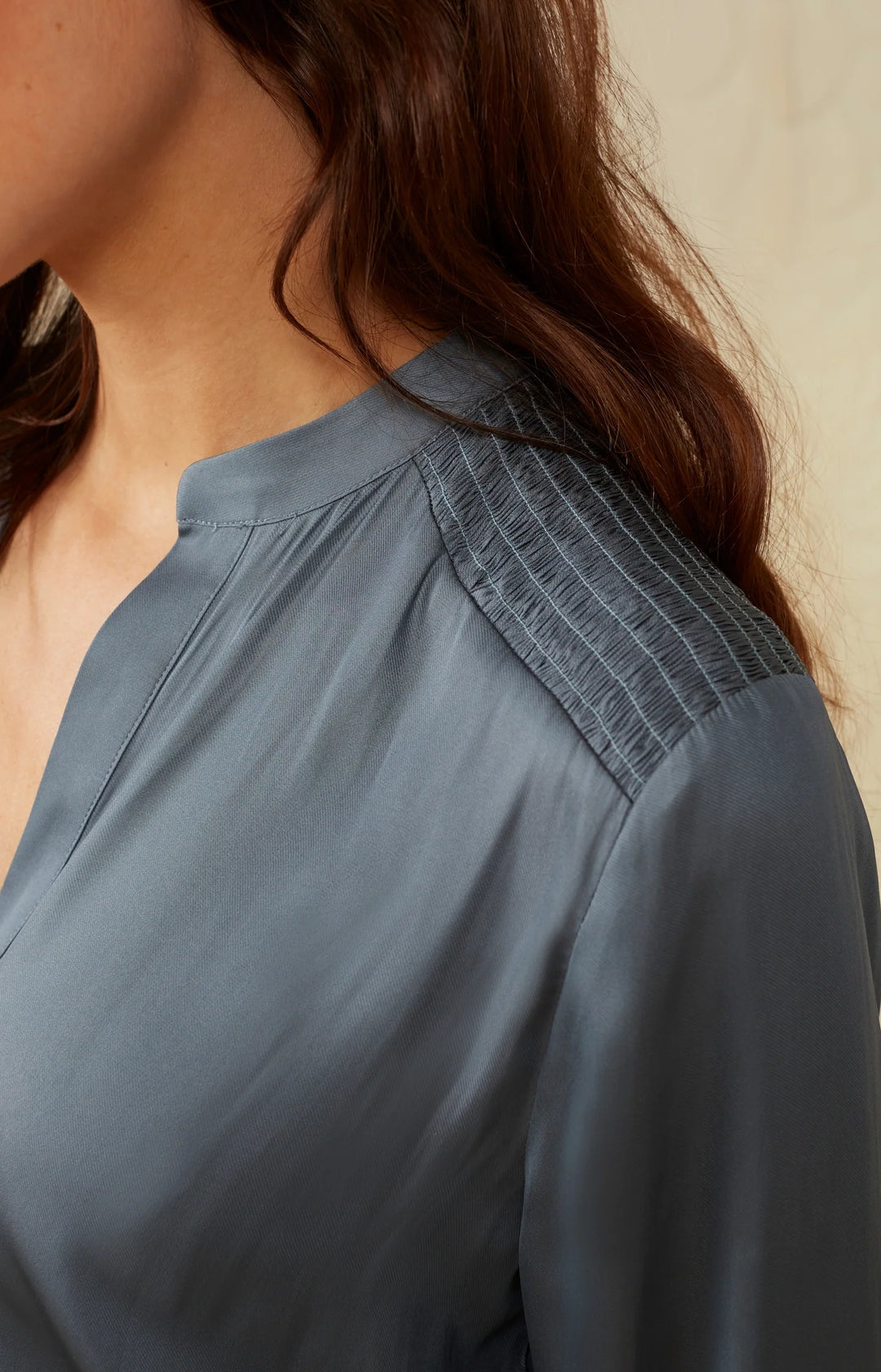 Blouse satiné col V, manches longues et détails aux épaules