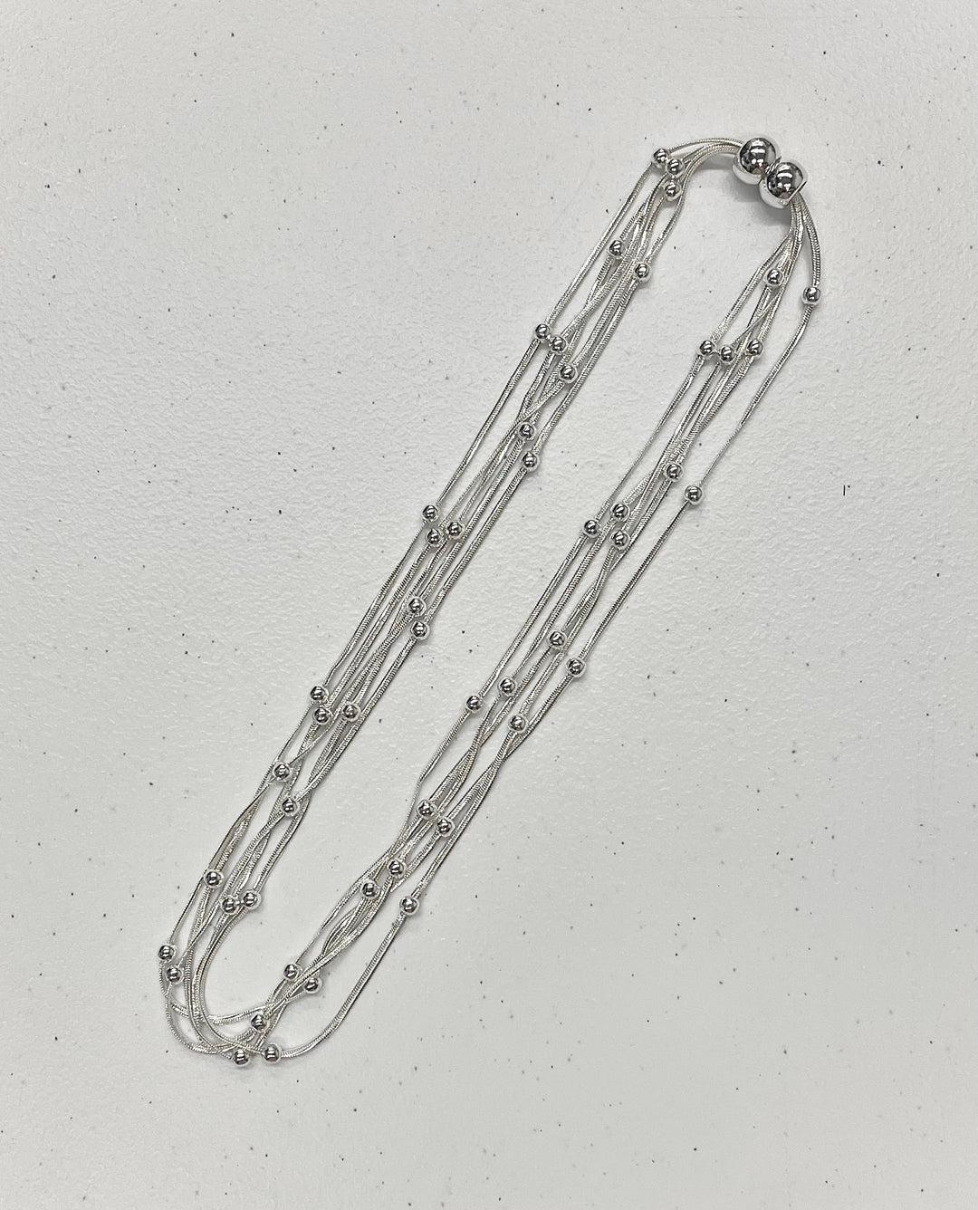 Collier multi-rangs à perles métalliques et fermoir magnétique