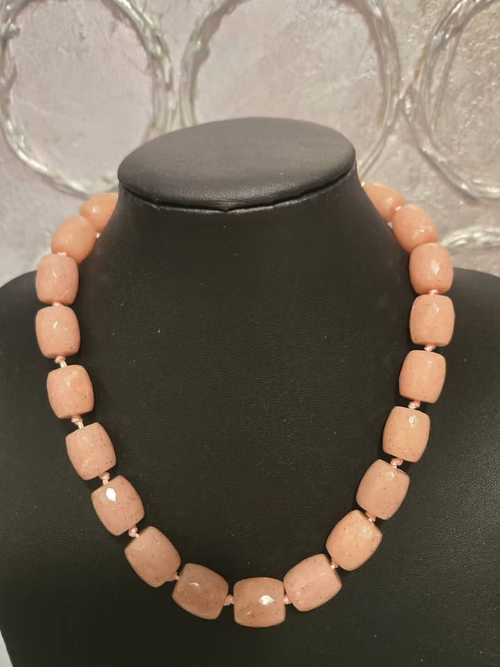 Collier de billes de résines colorées