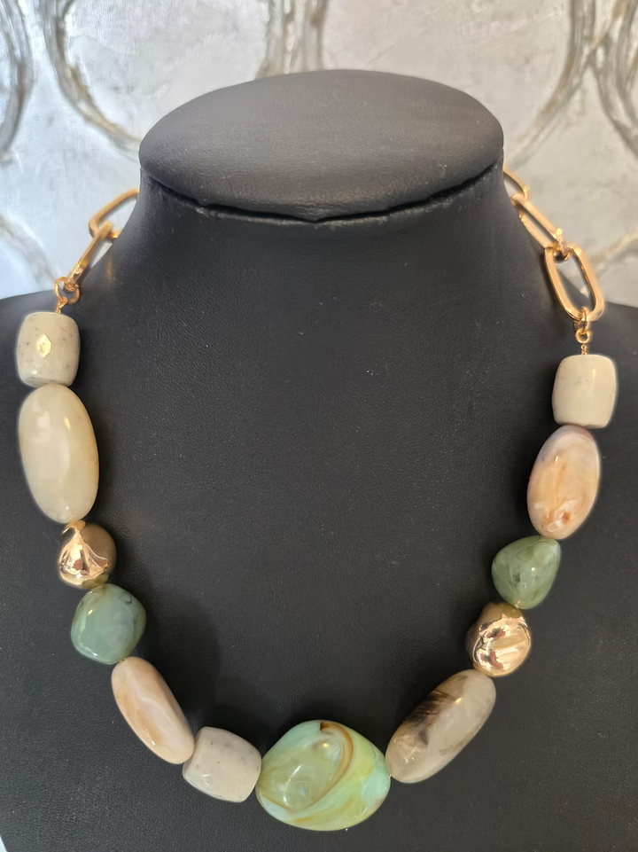 Collier avec pastilles en résines multicouleurs