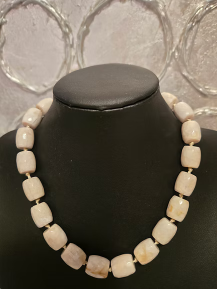 Collier de billes de résines colorées