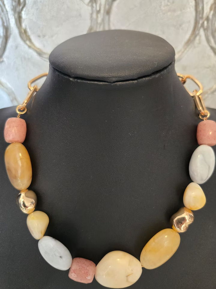 Collier avec pastilles en résines multicouleurs
