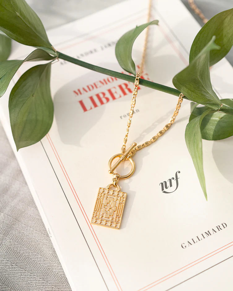 Collier à médaillon gravé Damien - En maille escargot avec fermoir et fini or 24K