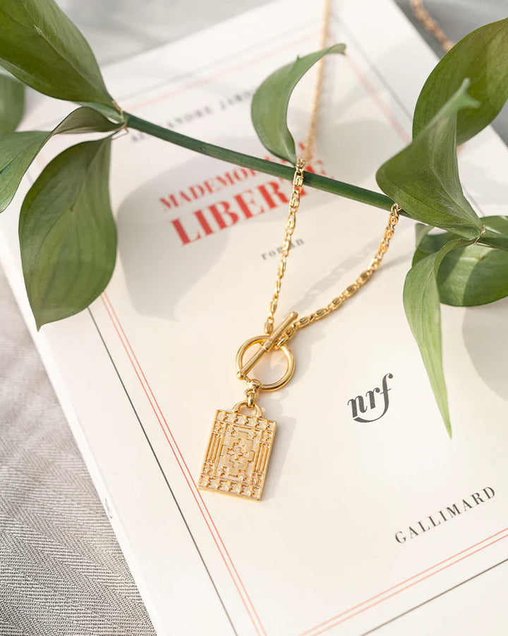 Collier à médaillon gravé Damien - En maille escargot avec fermoir et fini or 24K