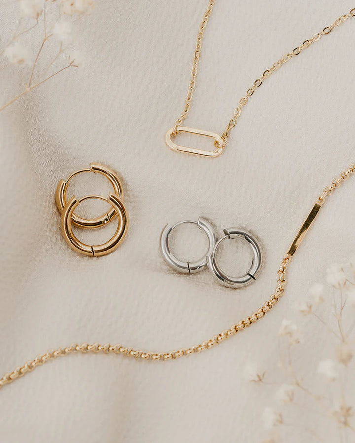 Boucles d'oreilles petits anneaux argentés Huggie - En acier inoxydable