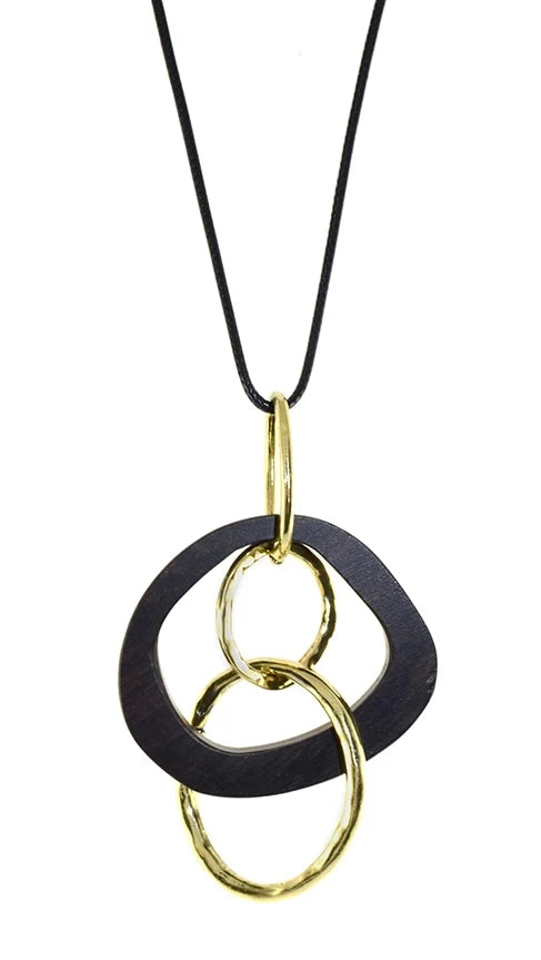 Collier pendentif anneaux bois d'acajou et métal doré - Sautoir ajustable