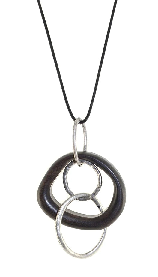 Collier pendentif anneaux bois d'acajou et métal argenté - Sautoir ajustable