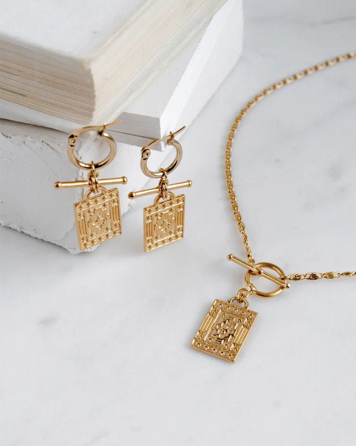 Collier à médaillon gravé Damien - En maille escargot avec fermoir et fini or 24K