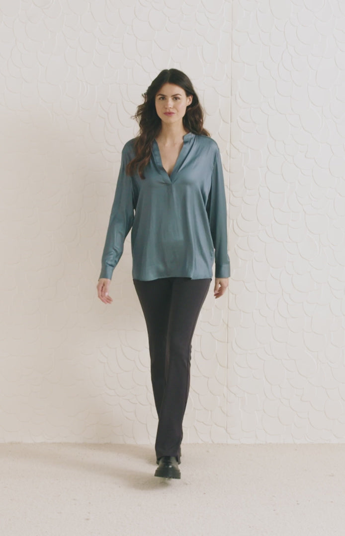 Blouse satiné col V, manches longues et détails aux épaules