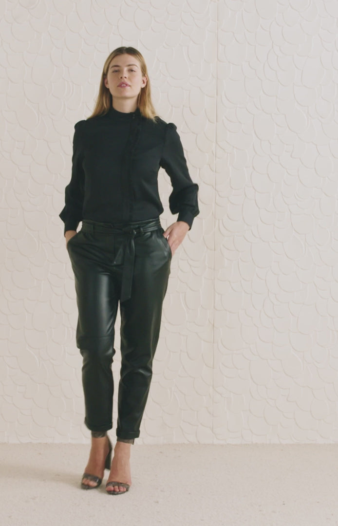 Blouse à col montant et fermeture décentrée