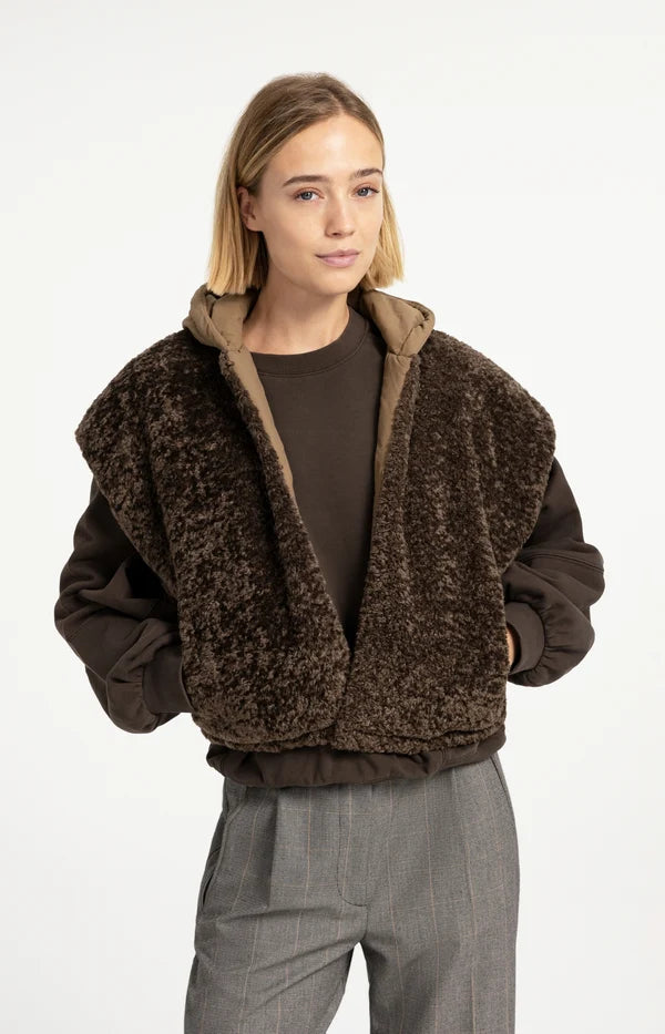 Plastron réversible en fausse fourrure et nylon  - À capuche intégrée