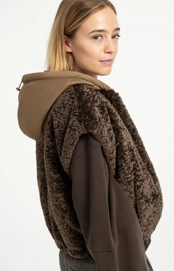 Plastron réversible en fausse fourrure et nylon  - À capuche intégrée