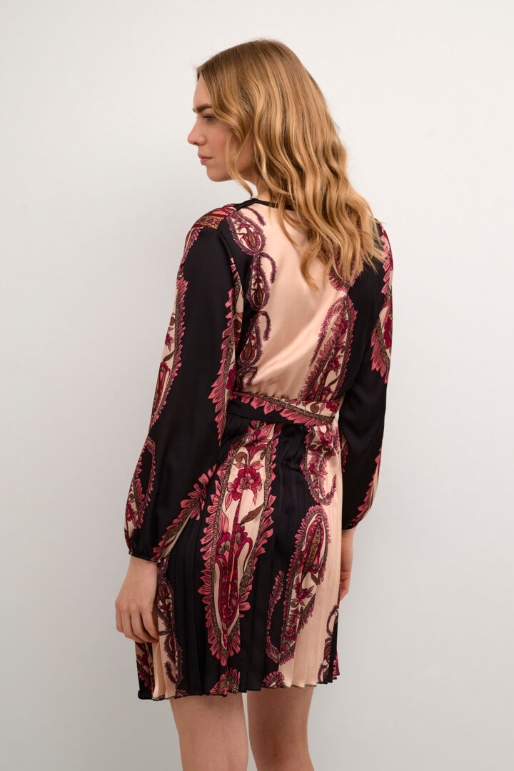 Robe fini satin avec motifs abstraits