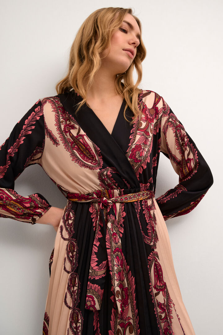 Robe fini satin avec motifs abstraits