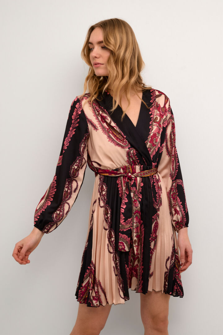 Robe fini satin avec motifs abstraits