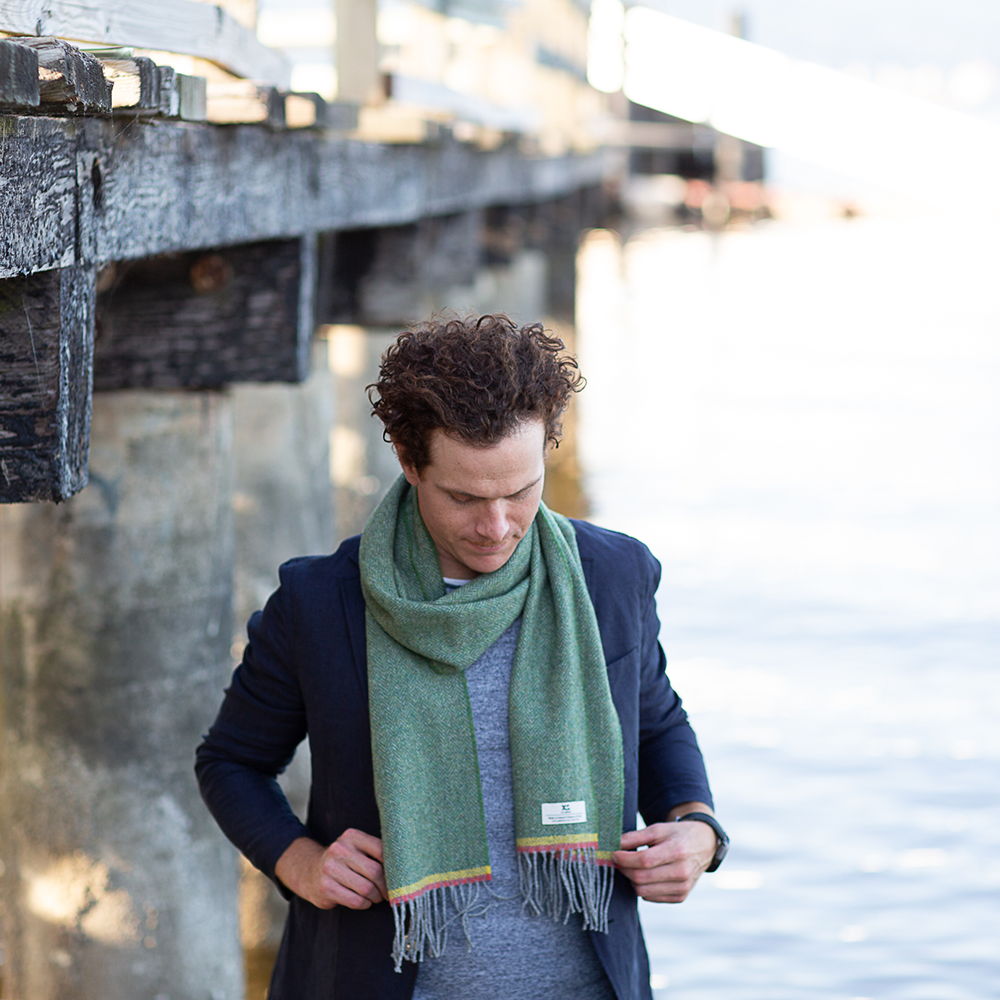 Écharpe en laine d’agneau avec franges contrastées