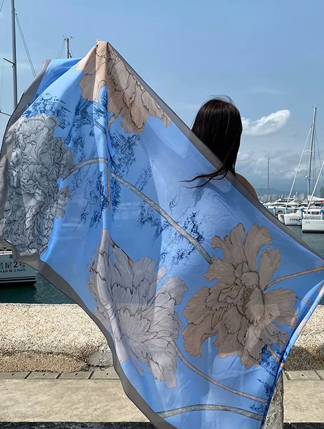 Foulard imprimé en soie au toucher soyeux