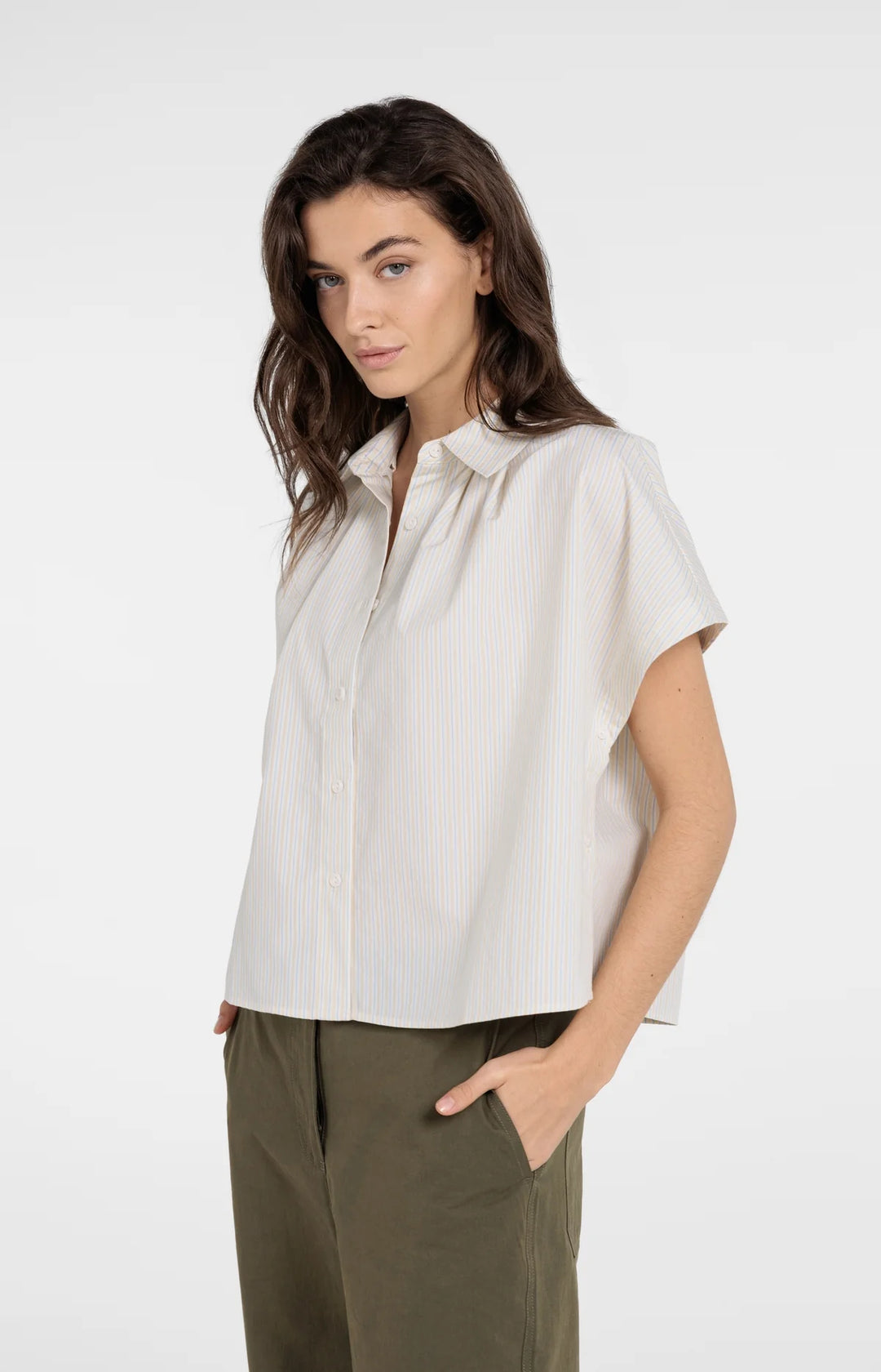 Chemise légère à fines rayures - Avec boutons latéraux et col classique