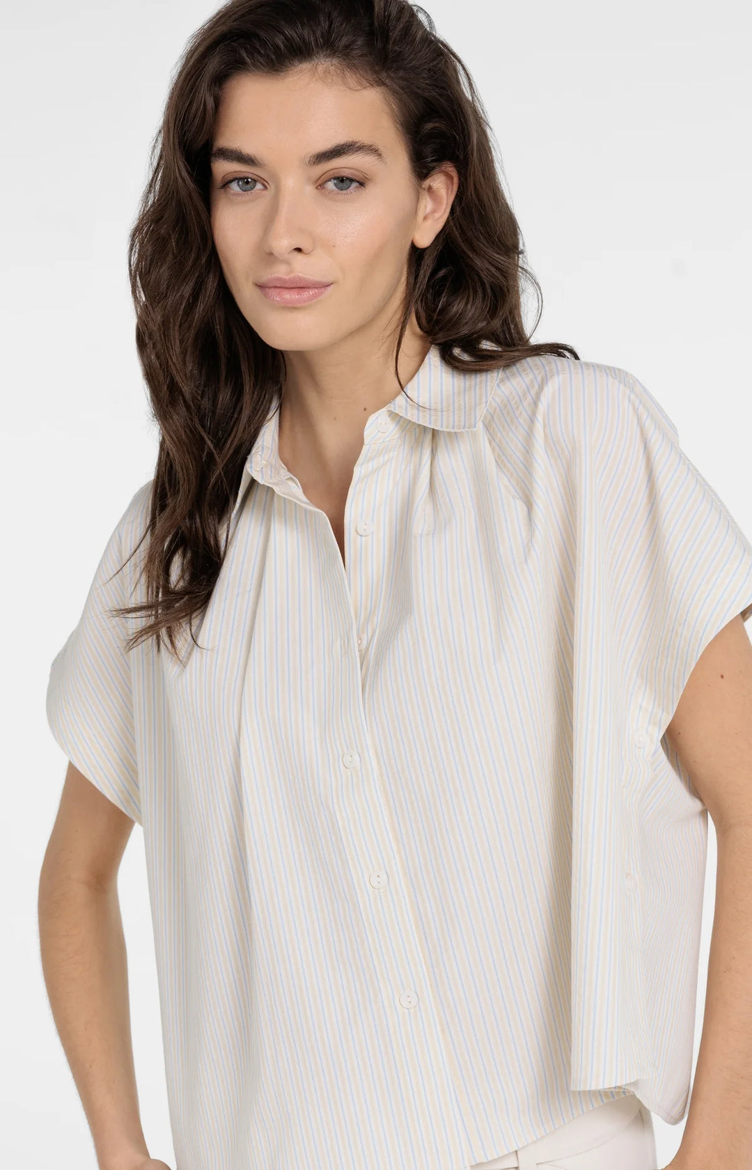 Chemise légère à fines rayures - Avec boutons latéraux et col classique