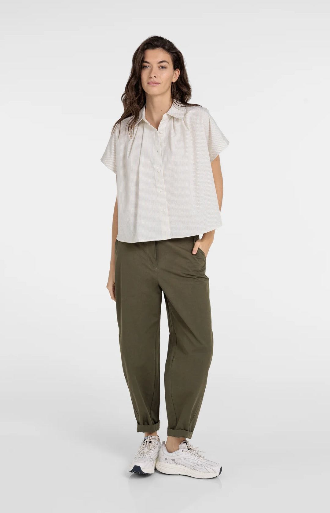 Chemise légère à fines rayures - Avec boutons latéraux et col classique