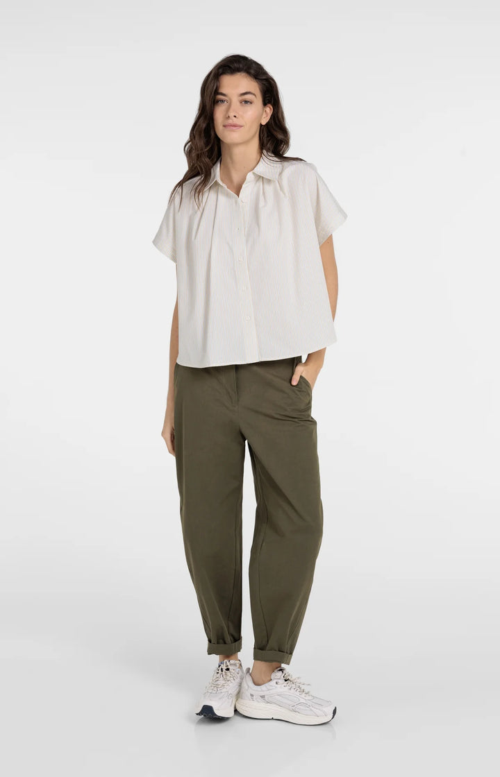 Chemise légère à fines rayures - Avec boutons latéraux et col classique