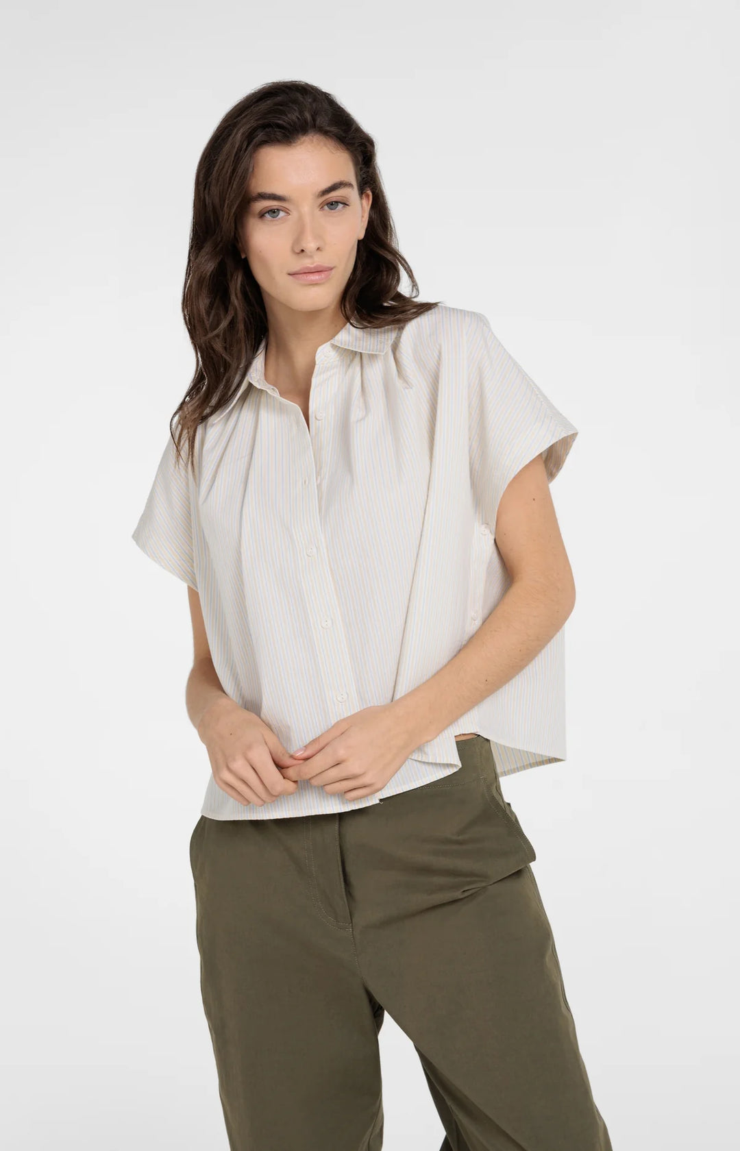 Chemise légère à fines rayures - Avec boutons latéraux et col classique