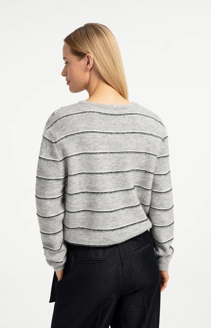 Gilet tricoté à rayures et lien de serrage - Coupe classique équilibrée