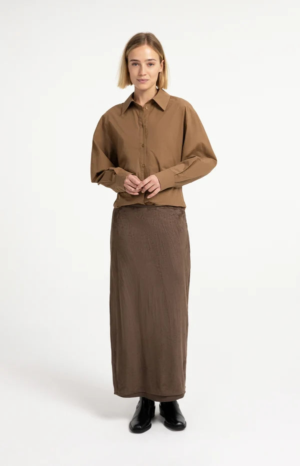 Jupe midi en suédine avec seconde couche - Fluide au style minimaliste chic