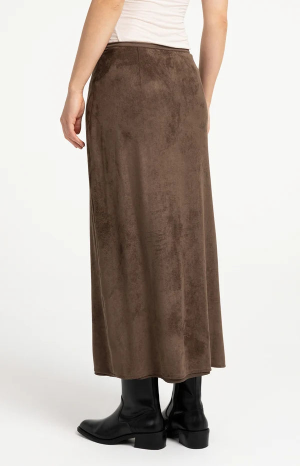 Jupe midi en suédine avec seconde couche - Fluide au style minimaliste chic