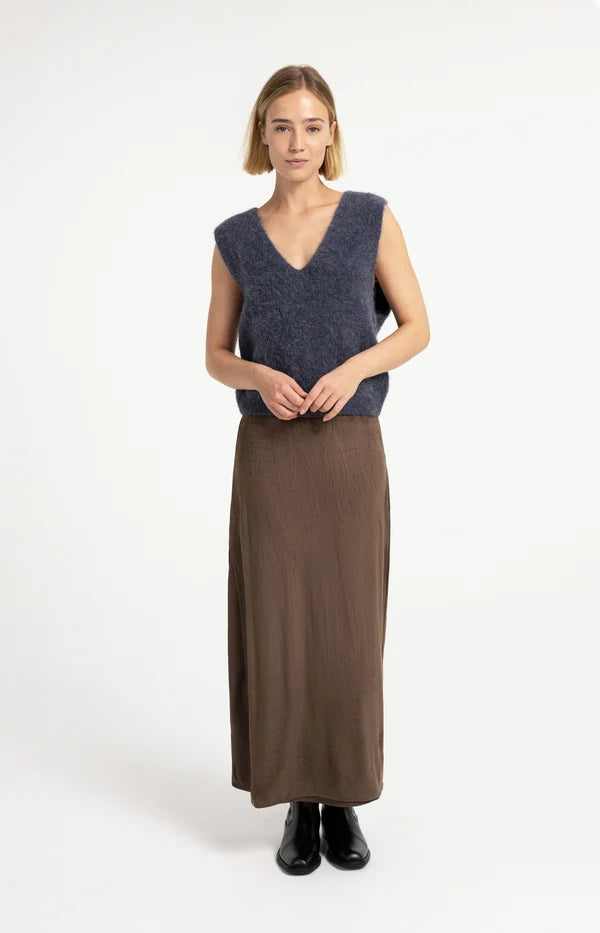 Jupe midi en suédine avec seconde couche - Fluide au style minimaliste chic