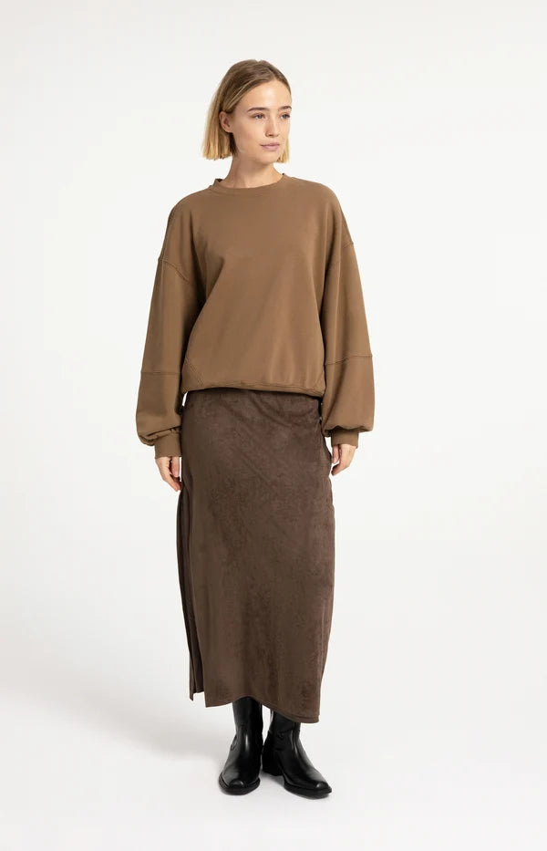 Jupe midi en suédine avec seconde couche - Fluide au style minimaliste chic