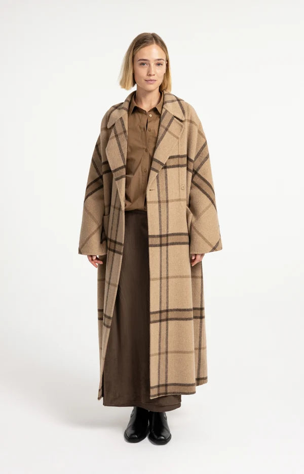Jupe midi en suédine avec seconde couche - Fluide au style minimaliste chic