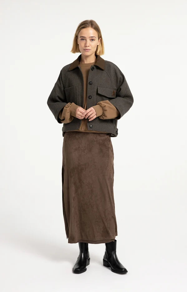 Jupe midi en suédine avec seconde couche - Fluide au style minimaliste chic