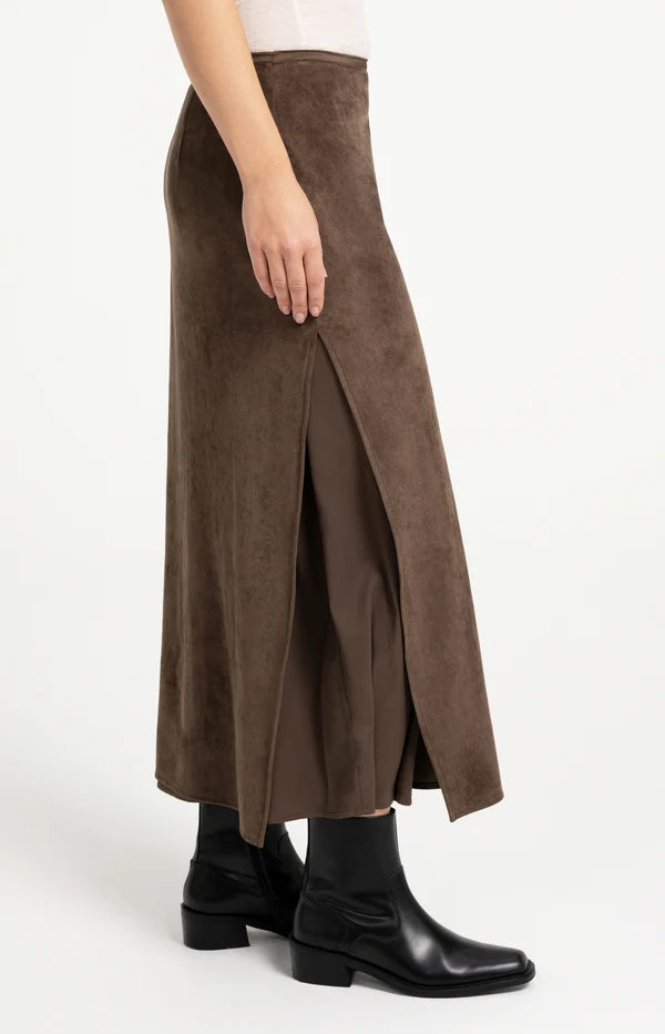Jupe midi en suédine avec seconde couche - Fluide au style minimaliste chic