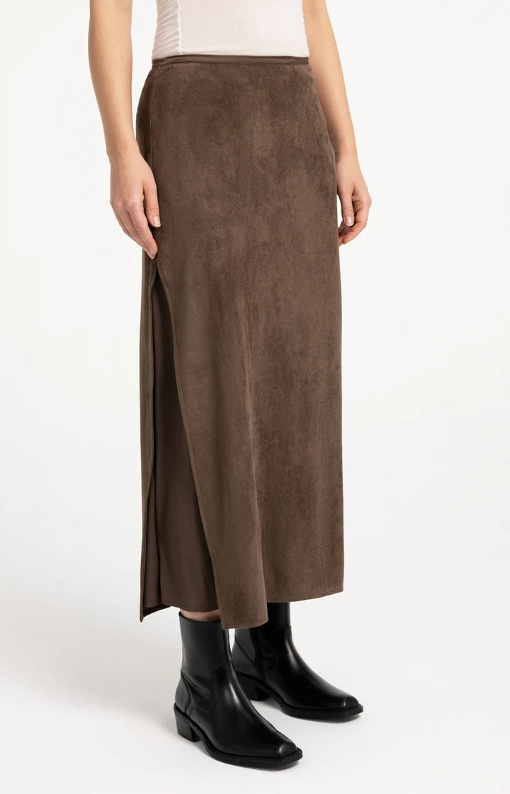 Jupe midi en suédine avec seconde couche - Fluide au style minimaliste chic