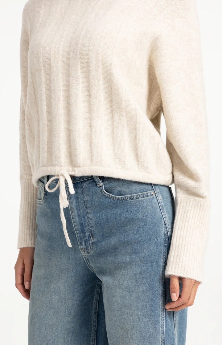 Pull en maille côtelée à emmanchures chauve-souris et cordon - Au style moderne