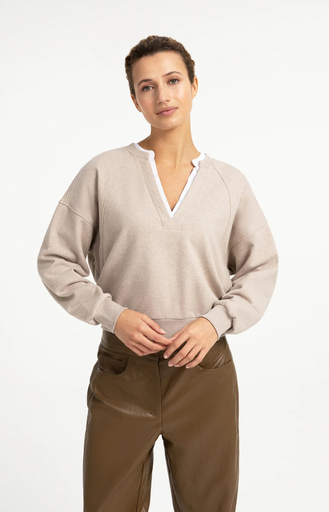 Pull col en V avec col tissé - Coupe décontractée et confortable