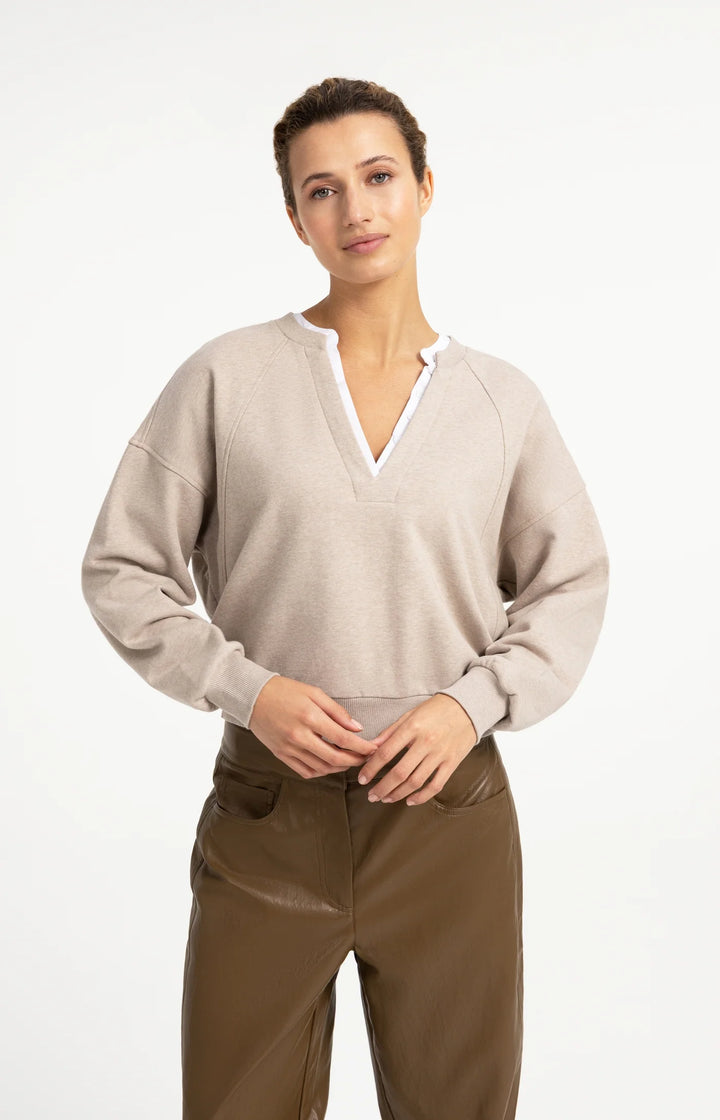 Pull col en V avec col tissé - Coupe décontractée et confortable