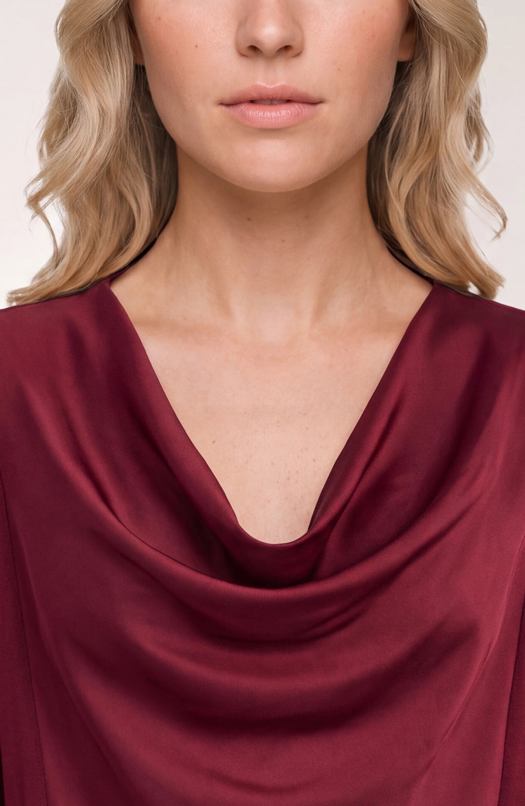 Chandail à col drapé – Aux détails satinés