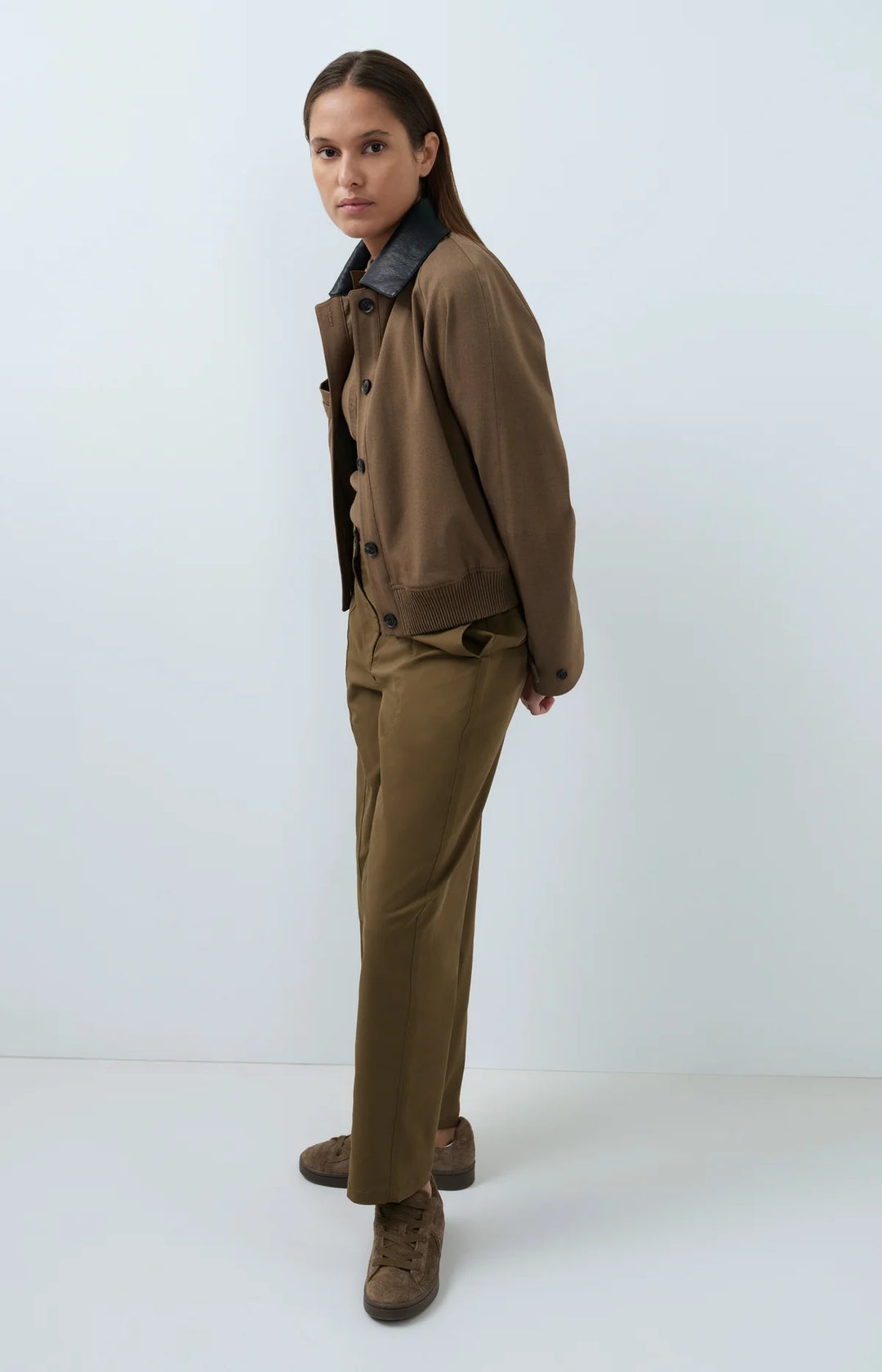 Pantalon coupe droite ample avec détails de coutures - Fluide au style décontracté
